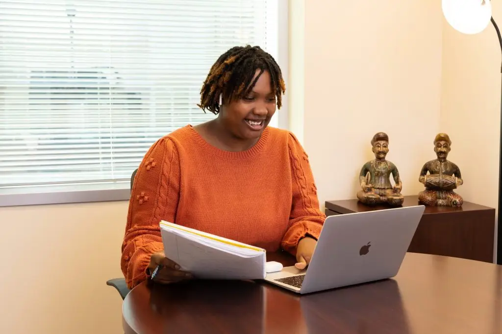 Student receiving help online from a spanish tutor.